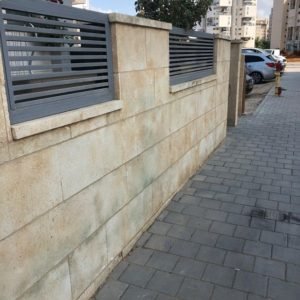 חיפוי אבן לגדר-לפני היישום של אבן האלסטית לגדר