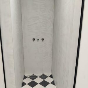 חיפוי אבן סיב בהדבקה בקירות אמבטיה