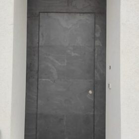 חידוש דלת כניסה באמצעות אבן סיב