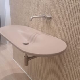 אבן סיב על קיר כיור אמבט